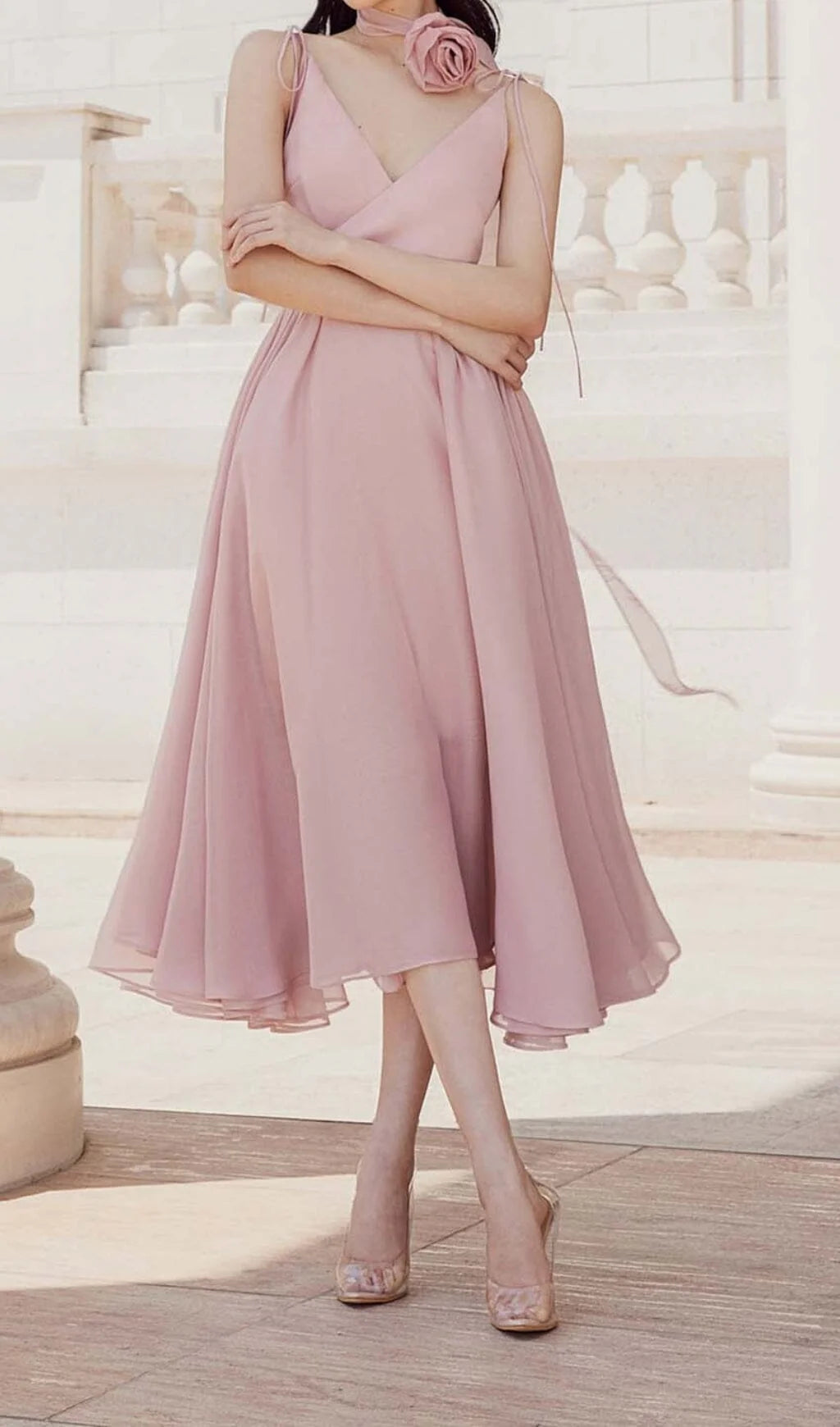 Robe de bal rose fine à bretelles et col en V et lacets